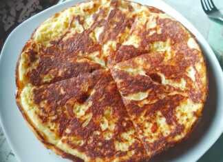 Χρυσαφένια, αφράτη τυρόπιτα στο τηγάνι, κομμένη σε τρίγωνα κομμάτια.