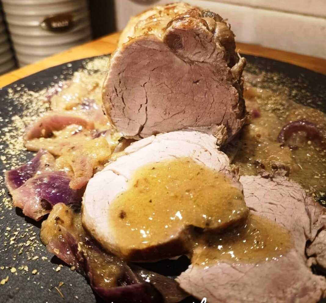 Χοιρινό φιλέτο στο τηγάνι με κρεμμύδια