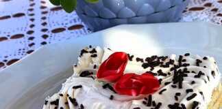 Μπισκοτογλυκό με κρέμα και σαντιγί