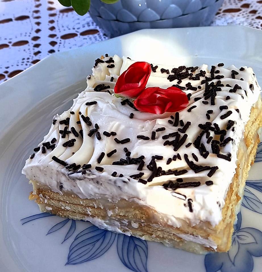 MpiskotoglikoSantigi Μπισκοτογλυκό με κρέμα και σαντιγί