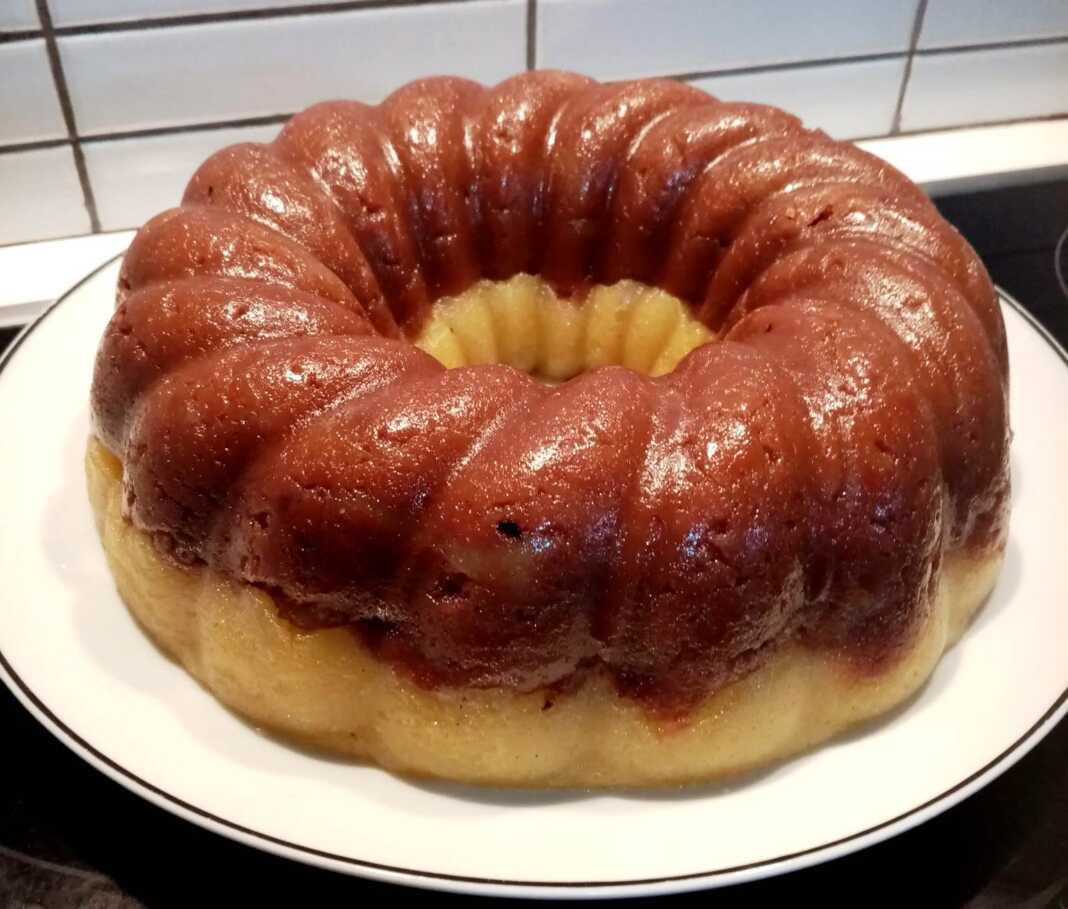 smart Ένας στρογγυλός δίχρωμου χαλβά, με μια ανοιχτόχρωμη στρώση και μια πιο σκούρα σοκολατένια στρώση.