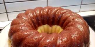 Ένας στρογγυλός δίχρωμου χαλβά, με μια ανοιχτόχρωμη στρώση και μια πιο σκούρα σοκολατένια στρώση.