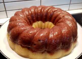 Ένας δίχρωμος χαλβάς σιμιγδαλιού σε φόρμα κέικ με μια στρώση πορτοκαλιού και μια στρώση σοκολάτας