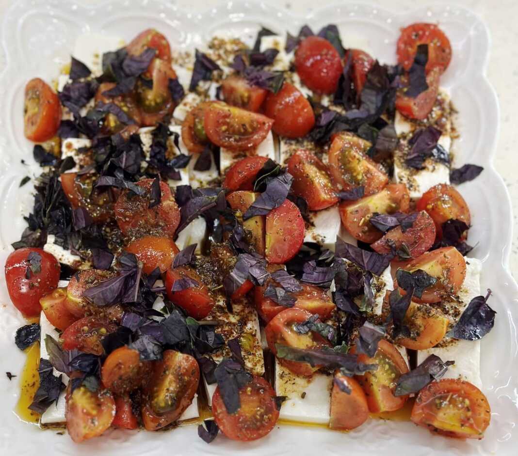 Ντομάτες με φέτα και μωβ βασιλικό