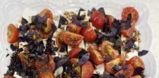 Ντομάτες με φέτα και μωβ βασιλικό