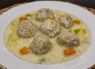 Μια βαθιά κατσαρόλα με λευκά γιουβαρλάκια κοτόπουλου και πολύχρωμα λαχανικά μέσα σε παχύρρευστη σάλτσα αυγολέμονου πασπαλισμένα με άνηθο