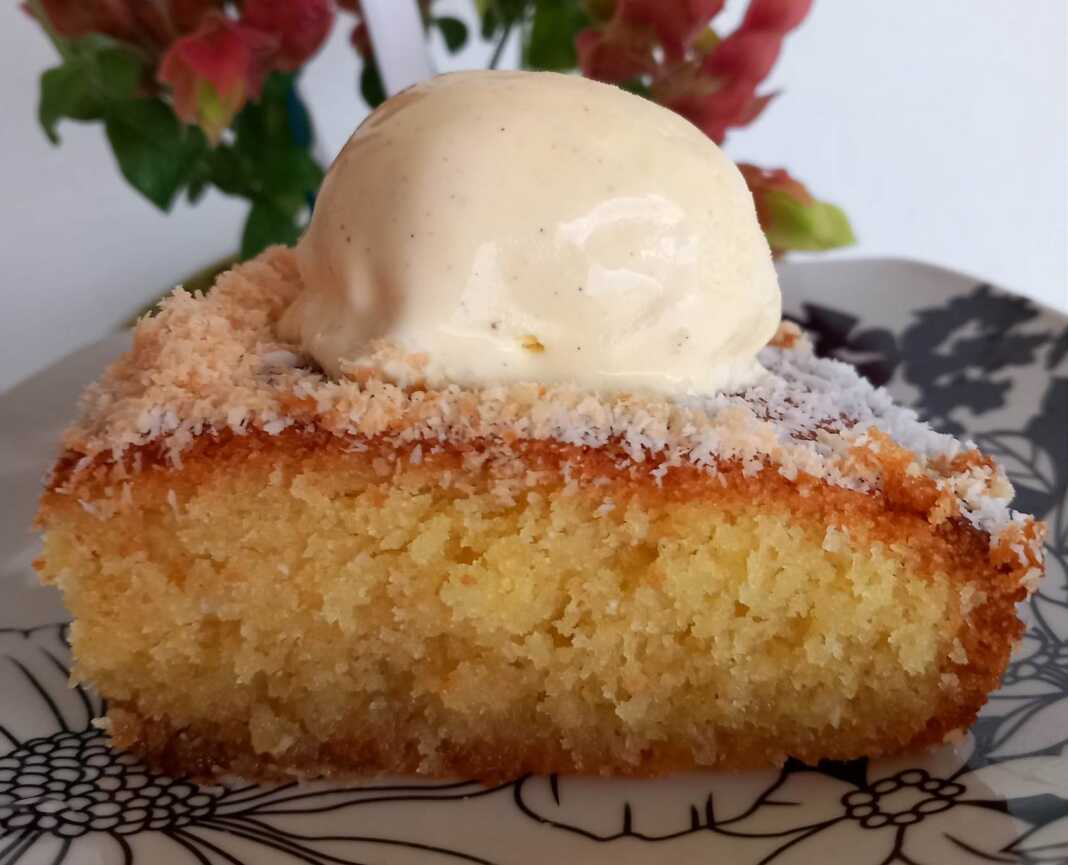 Σιροπιαστό γλυκό με ινδοκάρυδο.