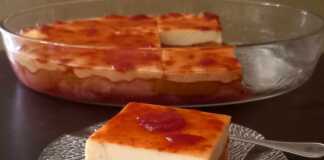 Ένα κομμάτι δροσερό γλυκό ψυγείου με στρώσεις από σπασμένες φρυγανιές, κόκκινο ζελέ, λευκή κρέμα και μαρμελάδα φράουλα στην κορυφή.