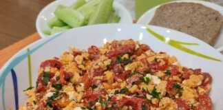 Πιάτο με αφράτη ομελέτα με πιπεριές και φέτα, πασπαλισμένη με μαϊντανό.