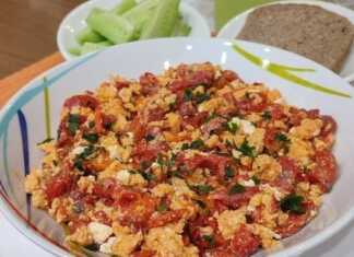 Πιάτο με αφράτη ομελέτα με πιπεριές και φέτα, πασπαλισμένη με μαϊντανό.