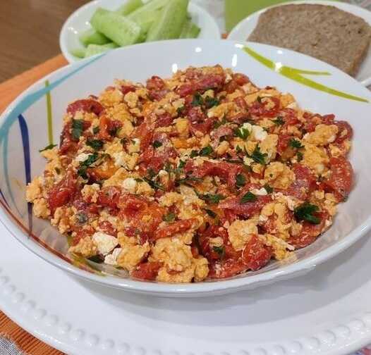 image (11) Πιάτο με αφράτη ομελέτα με πιπεριές και φέτα, πασπαλισμένη με μαϊντανό.