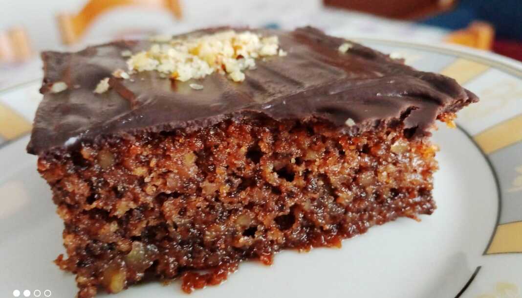 Kαρυδόπιτα με γλάσο σοκολάτας