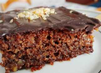 Kαρυδόπιτα με γλάσο σοκολάτας