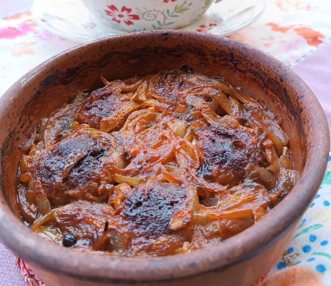 Κρεμμύδια με κεφτέδες