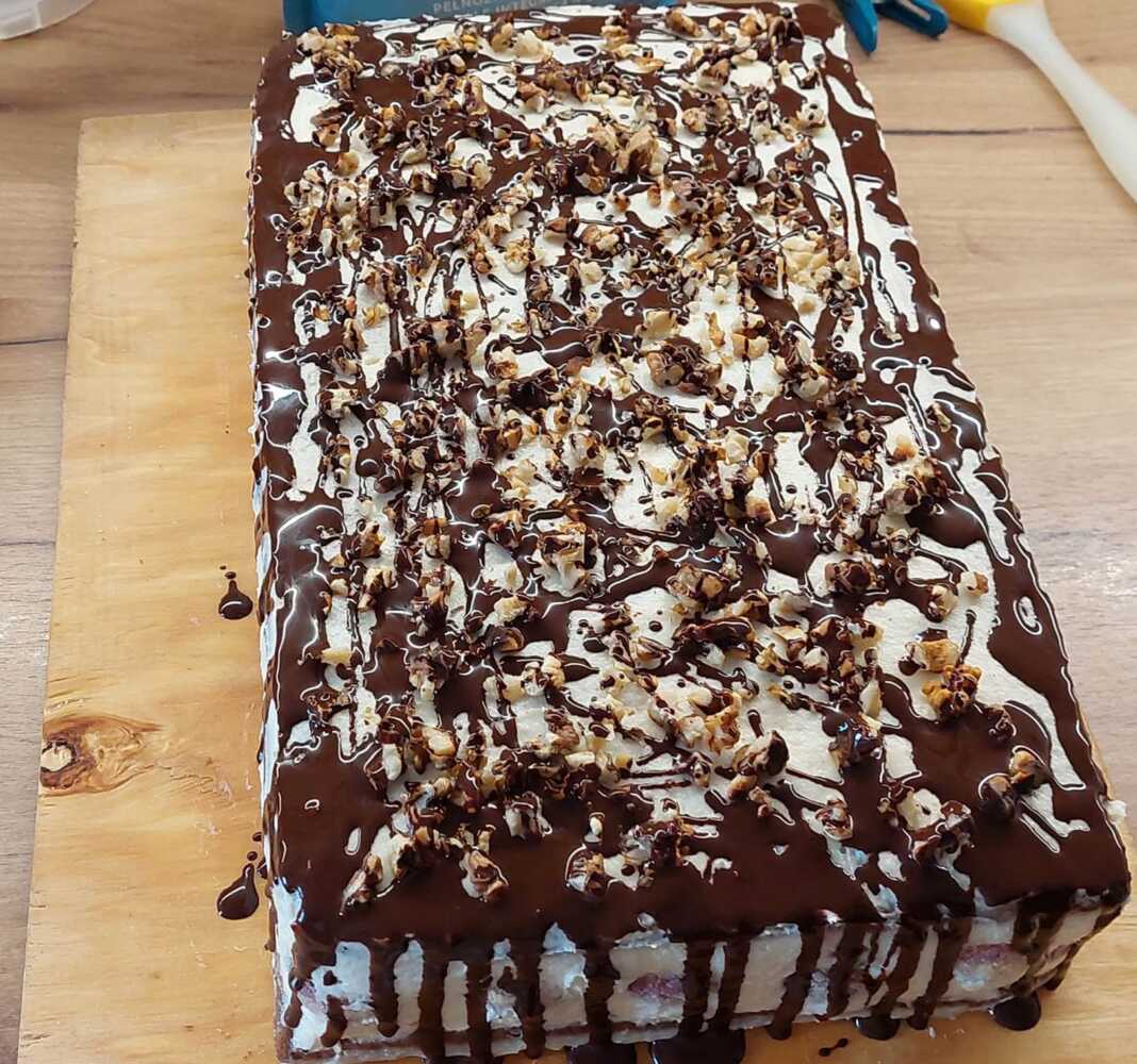 Κέικ μελιού με κρέμα και σοκολάτα