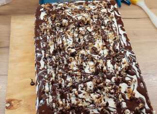 Κέικ μελιού με κρέμα και σοκολάτα