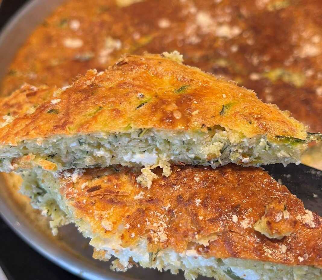 Ένα κομμάτι χωριάτικης κολοκυθόπιτας με χρυσαφένια κρούστα.