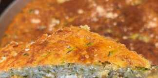 Ένα κομμάτι χωριάτικης κολοκυθόπιτας με χρυσαφένια κρούστα.