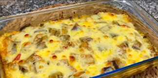 Ένα ταψί με λαχταριστές Μελιτζάνες με τυρί στο Φούρνο, με το τυρί λιωμένο και χρυσαφένιο