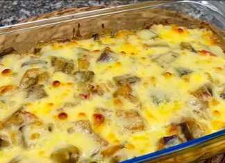 Ένα ταψί με λαχταριστές Μελιτζάνες με τυρί στο Φούρνο, με το τυρί λιωμένο και χρυσαφένιο