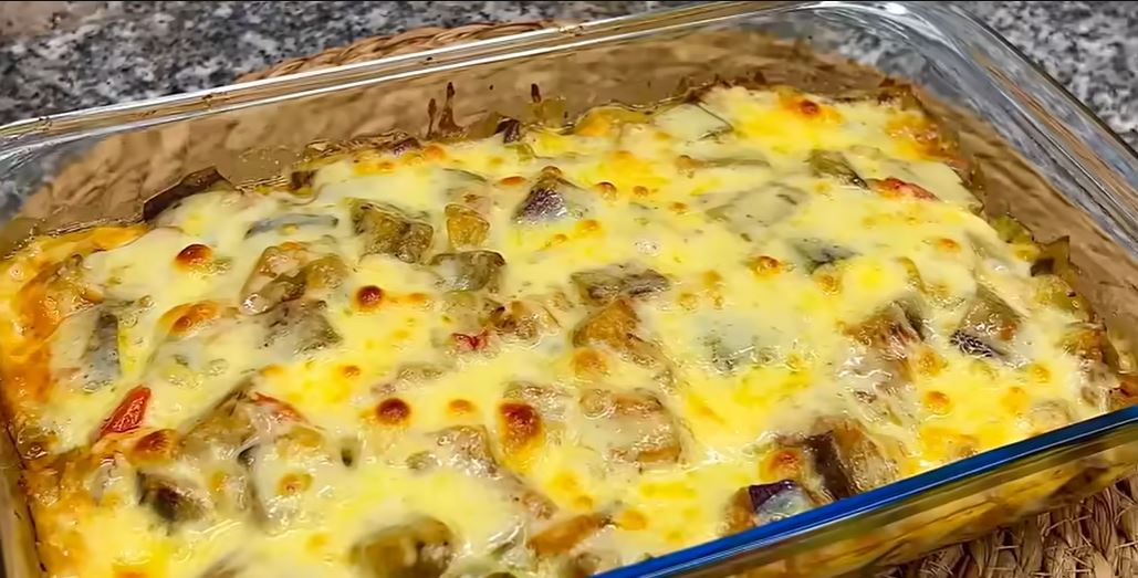 laxanikaMelitzanes Ένα ταψί με λαχταριστές Μελιτζάνες με τυρί στο Φούρνο, με το τυρί λιωμένο και χρυσαφένιο