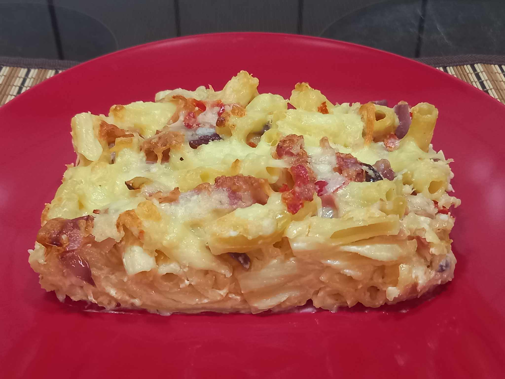 Μακαρόνια φούρνου με μπέικον και πιπεριές