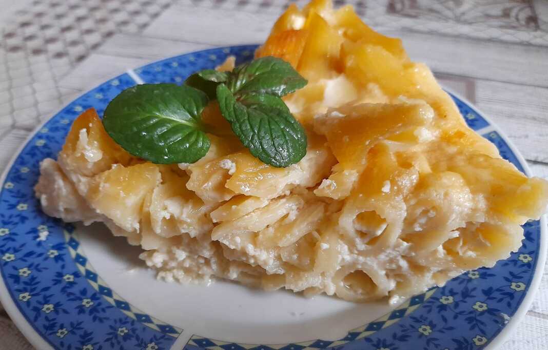 Τεμάχιο από μακαρόνια φούρνου με ριγκατόνι, τυρί και χρυσαφένια κρεμώδη κρούστα.