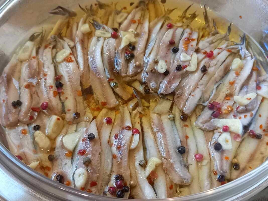 marinatos1 Φιλέτα γαύρου έτοιμα, στρωμένα με ψιλοκομμένο σκόρδο σε στρώσεις.