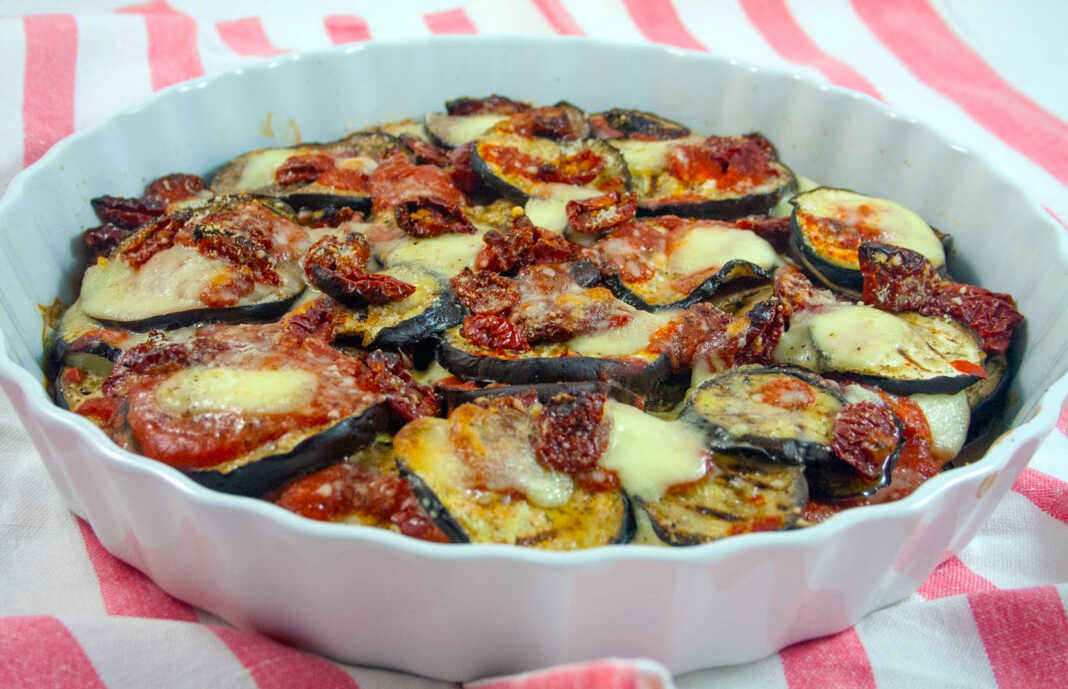 Mελιτζάνες στη σχάρα, με λιαστή ντομάτα και μοτσαρέλα