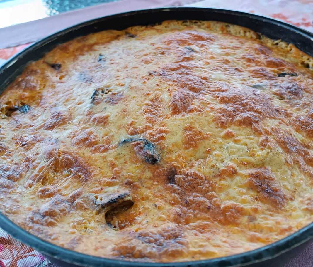 melitzanesSoufle Ένα ταψί με χρυσαφένιες μελιτζάνες σουφλέ, φρεσκοψημένο, με τις στρώσεις των υλικών ορατές και το τυρί λιωμένο και ροδισμένο στην επιφάνεια.