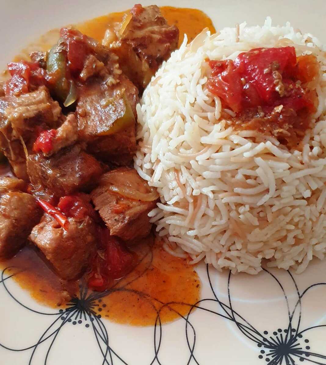 Πιάτο με Μπεκρή Μεζέ και Ανατολίτικο Πιλάφι, με τα κομμάτια χοιρινού κρέατος και πιπεριές.