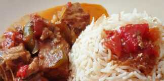 Πιάτο με Μπεκρή Μεζέ και Ανατολίτικο Πιλάφι, με τα κομμάτια χοιρινού κρέατος και πιπεριές.