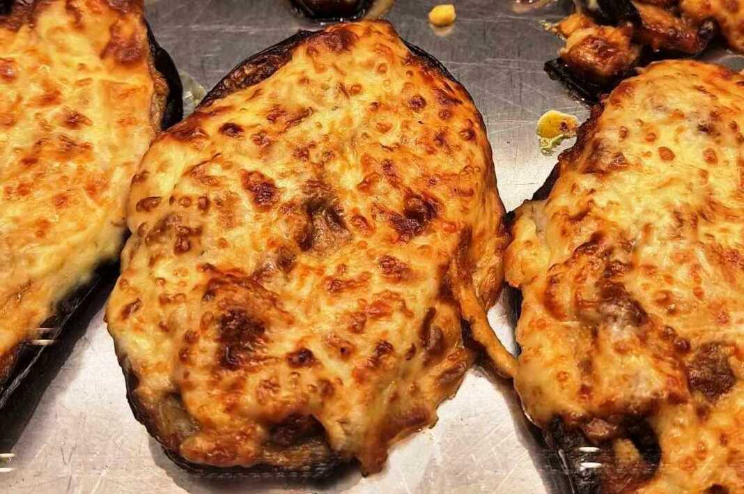 papoytsakiaMpesamel1 Μελιτζάνες παπουτσάκια γεμιστές με κιμά και καλυμμένες με χρυσαφένια μπεσαμέλ.