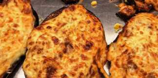 Μαμαδίστικες Μελιτζάνες παπουτσάκια Μελιτζάνες παπουτσάκια γεμιστές με κιμά και καλυμμένες με χρυσαφένια μπεσαμέλ.