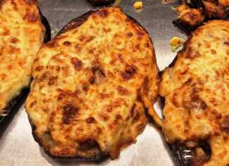 Μελιτζάνες παπουτσάκια γεμιστές με κιμά και καλυμμένες με χρυσαφένια μπεσαμέλ.