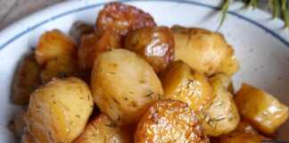 Φρέσκες πατάτες στο φούρνο με μυρωδικά και σκόρδο πατάτες στο φούρνο με μυρωδικά