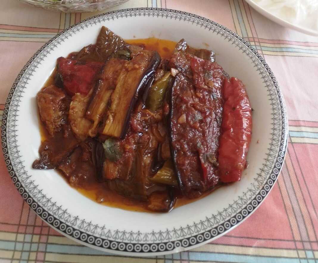 piperiesMelitzanesSaltsa Πιπεριές και μελιτζάνες με σάλτσα