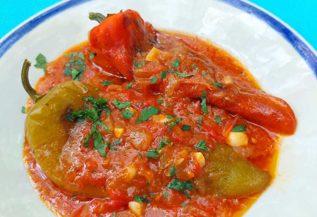 Πιπεριές σε σάλτσα ντομάτας