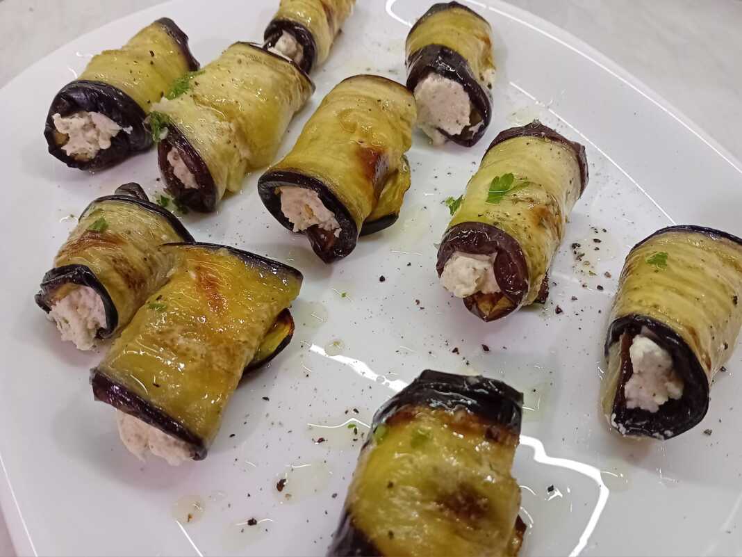 Ρολά μελιτζάνας με τριμμένα αμύγδαλα