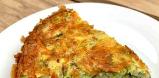 Ομελέτα Φούρνου με Κολοκυθάκια (Σφουγγάτο), κομμένη σε τετράγωνα κομμάτια, με ροδισμένη επιφάνεια.