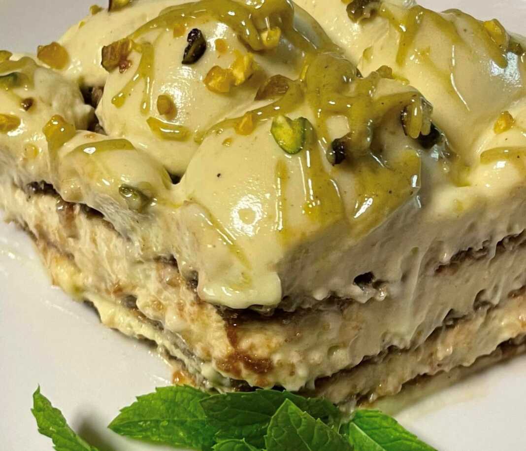 tiramisouFistiki Τιραμισού με στρώσεις από σαβαγιάρ, κρέμα μασκαρπόνε-φιστικιού και γαρνιρισμένο με θρυμματισμένο φυστίκι Αιγίνης και κρέμα φιστικιού.