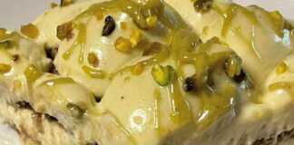 Τιραμισού με φυστίκι αιγίνης Τιραμισού με στρώσεις από σαβαγιάρ, κρέμα μασκαρπόνε-φιστικιού και γαρνιρισμένο με θρυμματισμένο φυστίκι Αιγίνης και κρέμα φιστικιού.