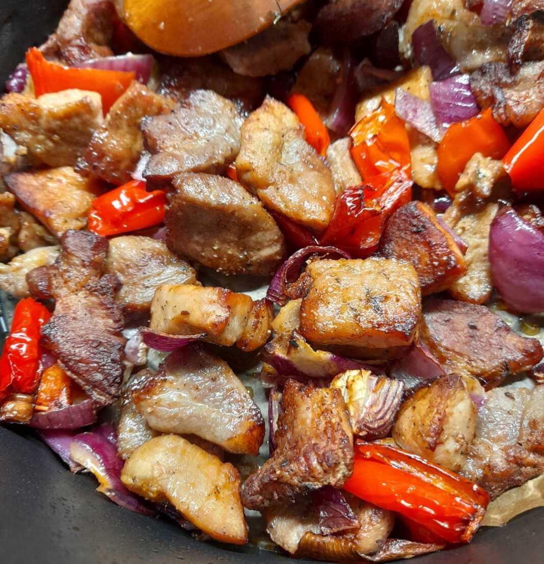 xoiriniTiganiaKremmidiPiperies Χοιρινή Τηγανιά με κρεμμύδι και πιπεριές