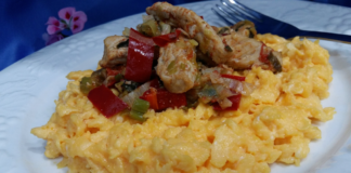 Χοιρινή τηγανιά με λαχανικά πάνω σε ομελέτα Χοιρινό με ομελέτα