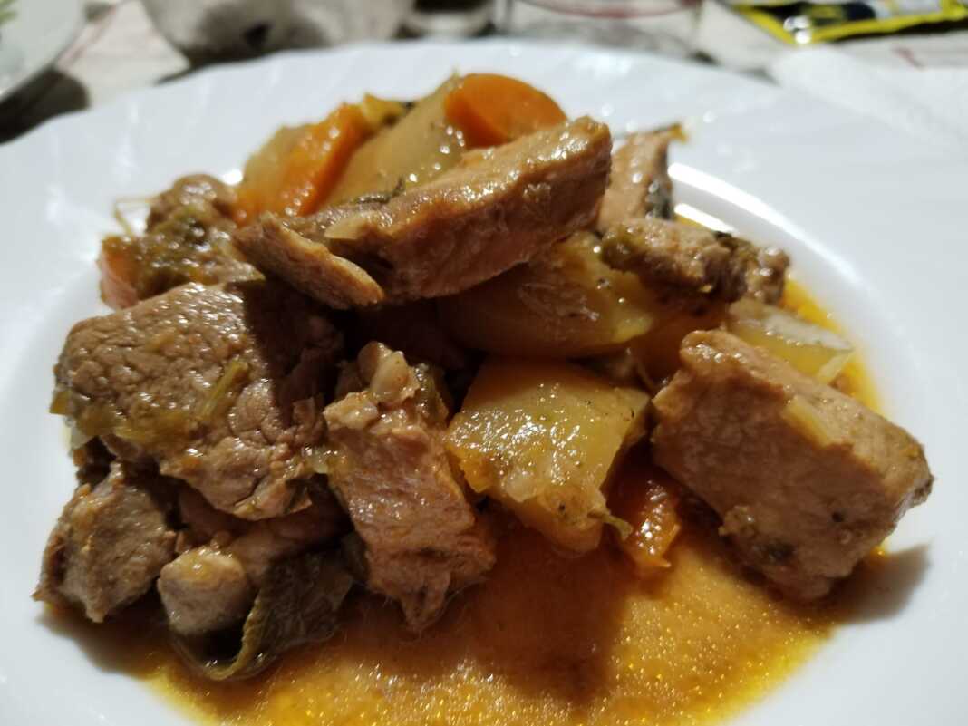 xoirinoSelinokaroto Χοιρινό με πράσο και σέλινο