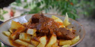 Κοκκινιστό Μοσχάρι με τηγανιτές Πατάτες Κοκκινιστό Μοσχάρι με τηγανιτές Πατάτες