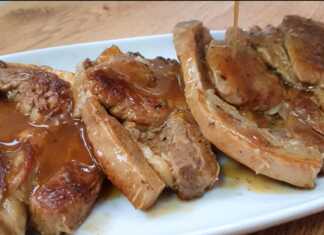 Μαλακές χοιρινές μπριζόλες σιγομαγειρεμένες στην κατσαρόλα με πυκνή καφέ σάλτσα και αρωματικό δεντρολίβανο