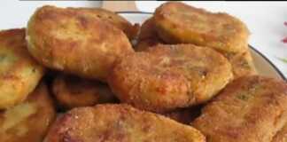 Πατατοκροκέτες με τυρί Ένα πιάτο με χρυσαφένιες, τηγανητές πατατοκροκέτες που έχουν τυρί στο εσωτερικό τους.