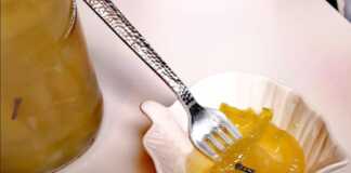 Φλούδες πεπονιού κομμένες σε μέγεθος τηγανιτής πατάτας, μαριναρισμένες με λεμόνι σε ένα τάπερ