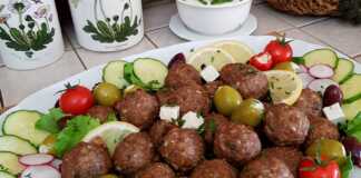 Κεφτεδάκια αρνίσια στό φουρνο με τζατζίκι Κεφτεδάκια αρνίσια στό φουρνο